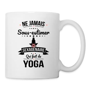 Sous-estimer une sexagénaire qui fait du yoga - Mug blanc - blanc - Droite