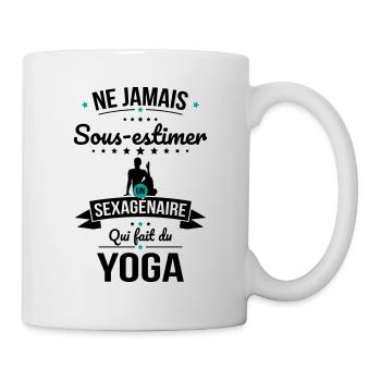 Sous-estimer un sexagénaire qui fait du yoga - Mug blanc - blanc - Droite
