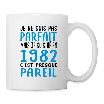 Anniversaire 40 ans - Pas parfait mais né en 1982 - Mug blanc - blanc - Droite