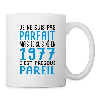 Anniversaire 45 ans - Pas parfait mais né en 1977 - Mug blanc - blanc - Droite