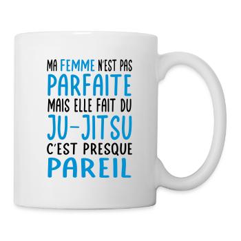 Meine Frau nicht perfekt, aber sie macht Ju-Jitsu - Tasse - Weiß - Rechts