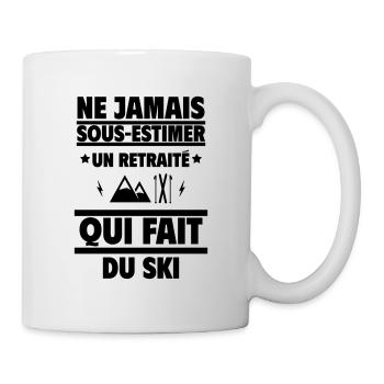Ne jamais sous-estimer un retraité qui fait du ski - Mug blanc - blanc - Droite