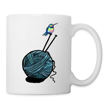 Bunter Kolibri auf Garnknäuel mit Stricknadeln - Tasse - Weiß - Rechts