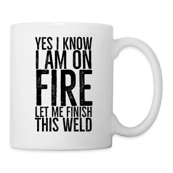 Ja, ich weiß, dass ich Feuer und Flamme bin, lass mich diese Schweißnaht beenden - Tasse - Weiß - Rechts