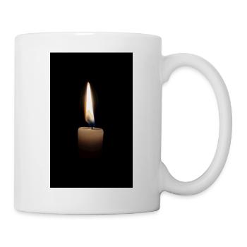 Die Flamme einer Kerze in der Dunkelheit - Tasse - Weiß - Rechts