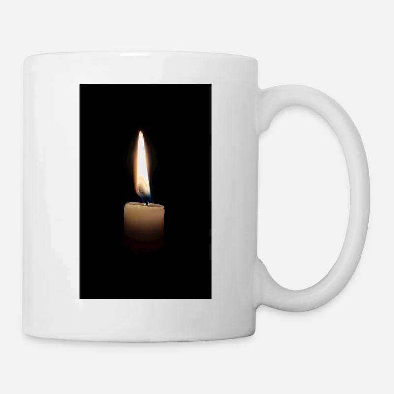 La flamme d’une bougie dans l’obscurité - Mug blanc - blanc
