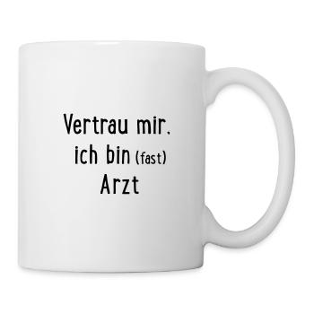 Vertrau mir, ich bin fast Arzt - Tasse - Weiß - Rechts