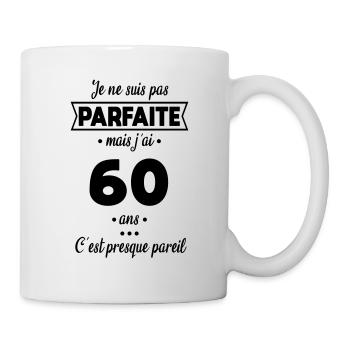 Anniversaire 60 ans - Pas parfaite mais 60 ans - Mug blanc - blanc - Droite