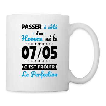 Anniversaire - Né le 7 Mai Frôler perfection - Mug blanc - blanc - Droite