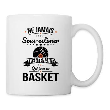 Sous-estimer un trentenaire qui joue au basket - Mug blanc - blanc - Droite