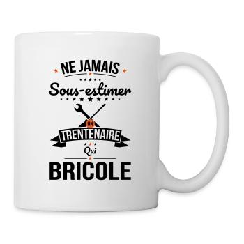 Sous-estimer un trentenaire qui bricole - Mug blanc - blanc - Droite