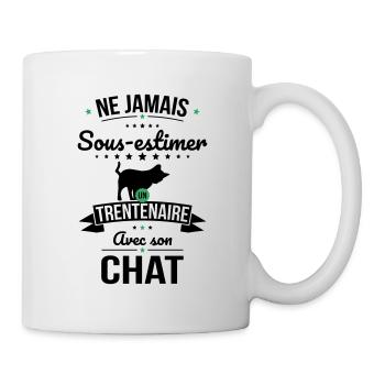 Sous-estimer un trentenaire avec son chat - Mug blanc - blanc - Droite