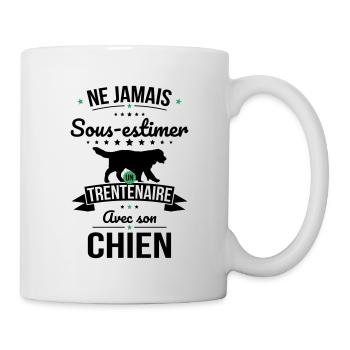 Sous-estimer un trentenaire avec son chien - Mug blanc - blanc - Droite