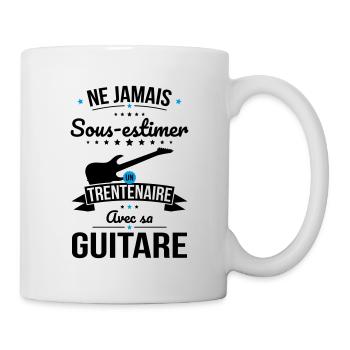 Sous-estimer un trentenaire avec sa guitare - Mug blanc - blanc - Droite