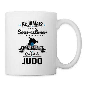 Sous-estimer un trentenaire qui fait du judo - Mug blanc - blanc - Droite