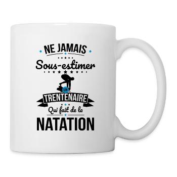 Sous-estimer trentenaire qui fait de la natation - Mug blanc - blanc - Droite