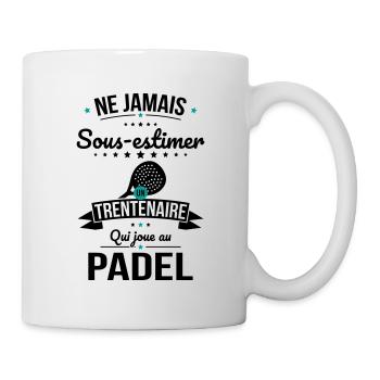 Sous-estimer un trentenaire qui joue au padel - Mug blanc - blanc - Droite