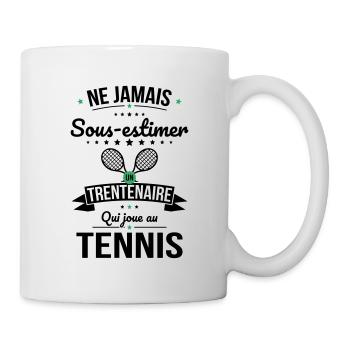 Sous-estimer un trentenaire qui joue au tennis - Mug blanc - blanc - Droite