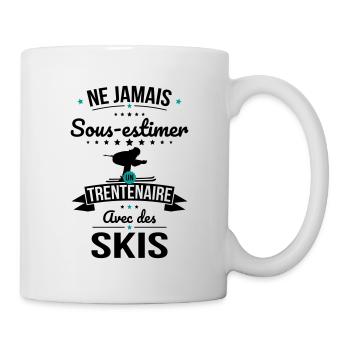 Sous-estimer un trentenaire avec des skis - Mug blanc - blanc - Droite