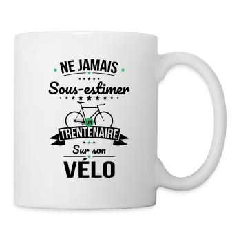 Sous-estimer un trentenaire sur son vélo - Mug blanc - blanc - Droite