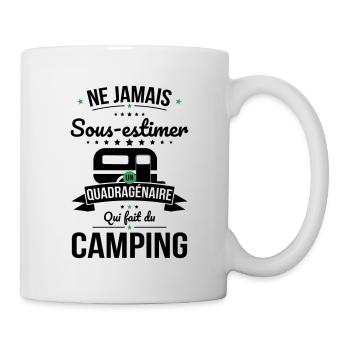Sous-estimer un quadragénaire qui fait du camping - Mug blanc - blanc - Droite