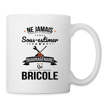 Sous-estimer un quadragénaire qui bricole - Mug blanc - blanc - Droite