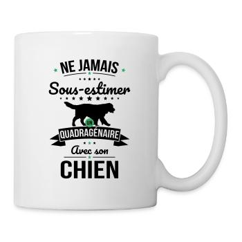 Sous-estimer un quadragénaire avec son chien - Mug blanc - blanc - Droite