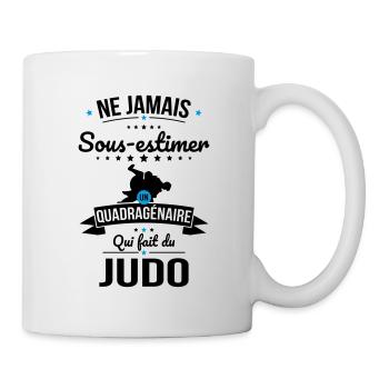 Sous-estimer un quadragénaire qui fait du judo - Mug blanc - blanc - Droite