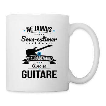 Sous-estimer un quadragénaire avec sa guitare - Mug blanc - blanc - Droite