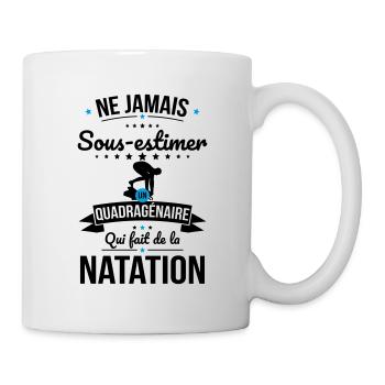 Sous-estimer quadragénaire qui fait de la natation - Mug blanc - blanc - Droite