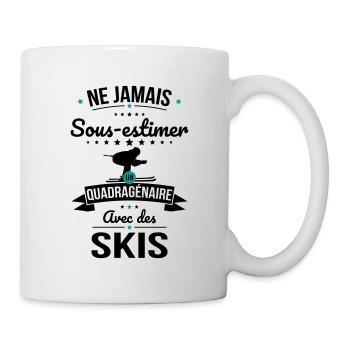 Sous-estimer un quadragénaire avec des skis - Mug blanc - blanc - Droite