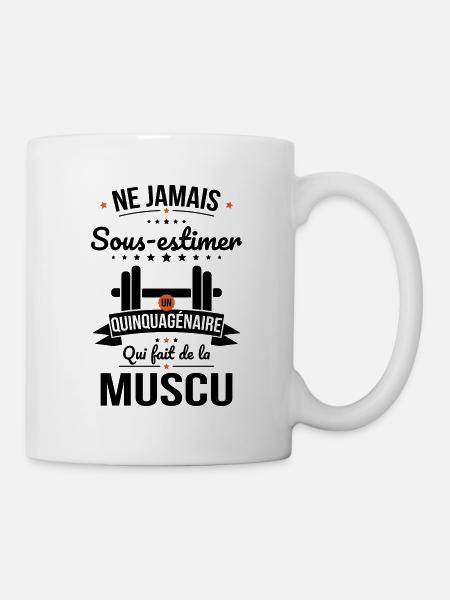 Sous-estimer quinquagénaire qui fait de la muscu - Mug blanc - blanc