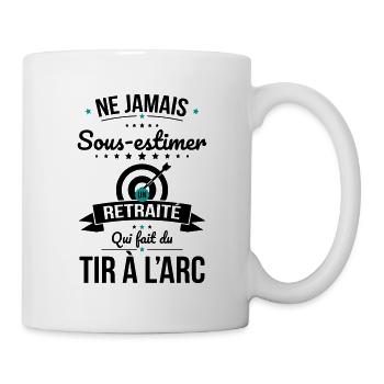 Sous-estimer retraité qui fait du tir à l'arc - Mug blanc - blanc - Droite