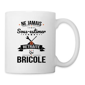 Sous-estimer un retraité qui bricole - Mug blanc - blanc - Droite