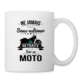 Sous-estimer un retraité sur sa moto - Mug blanc - blanc - Droite