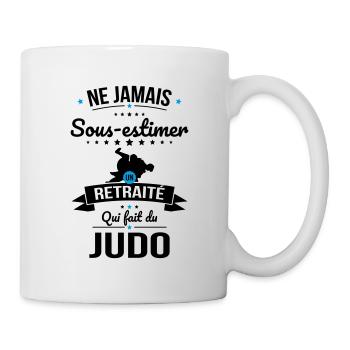 Sous-estimer un retraité qui fait du judo - Mug blanc - blanc - Droite