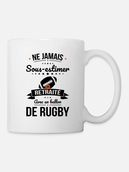 Sous-estimer un retraité avec un ballon de rugby - Mug blanc - blanc