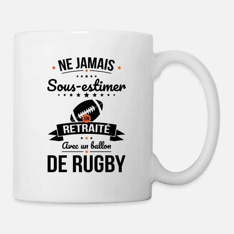 Sous-estimer un retraité avec un ballon de rugby - Mug blanc - blanc