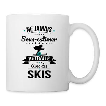 Sous-estimer un retraité avec des skis - Mug blanc - blanc - Droite