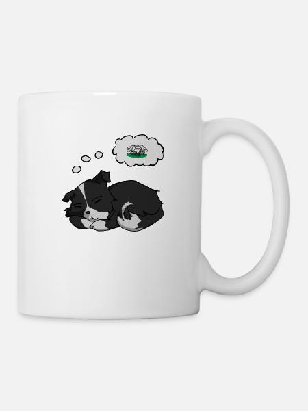 Ein süßer Welpe Border Collie, der von Schafen träumt. - Tasse - Weiß