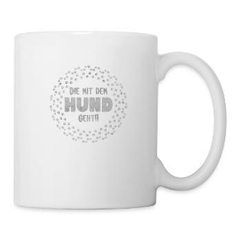 Die mit dem Hund geht | Hundebesitzerin Hundeshirt - Tasse - Weiß - Rechts