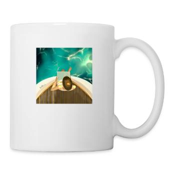 Junge Frau, die auf dem Rücksitz eines Segelboots liest - Tasse - Weiß - Rechts