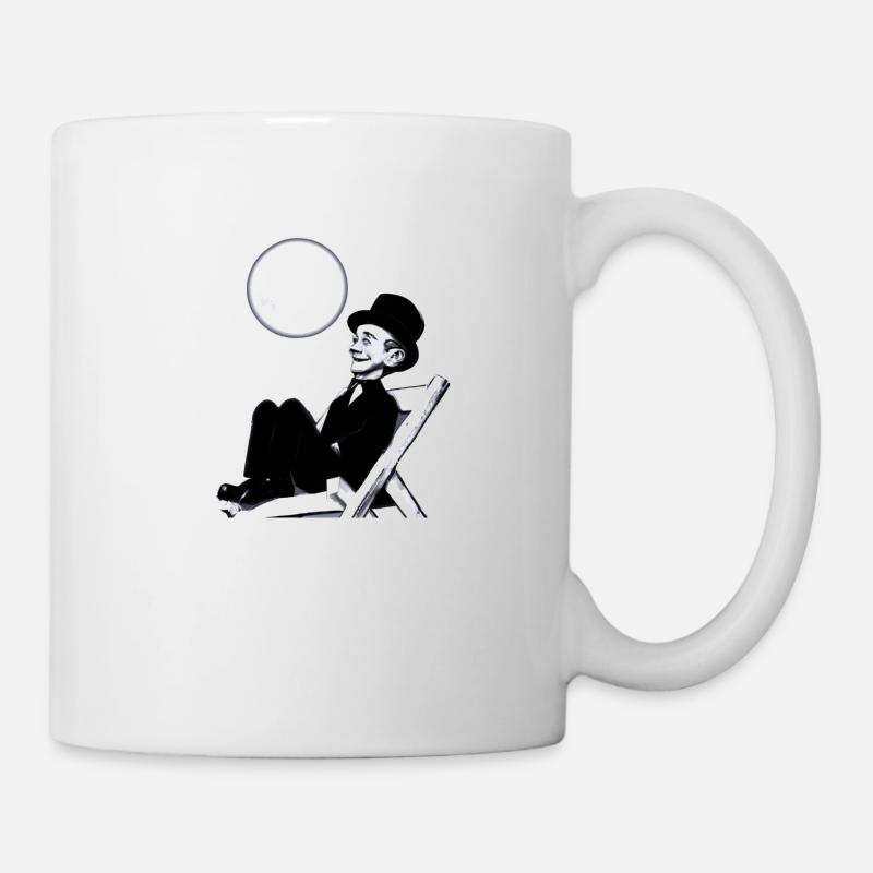 Charles Chaplin ruht sich aus und schaut auf den Mond - Tasse - Weiß