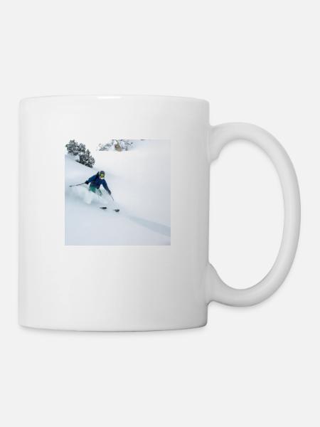 Skifahrer in tiefem Pulverschnee - Tasse - Weiß