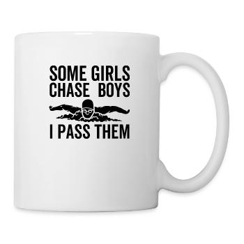 Einige Mädchen jagen Jungs, ich gehe an ihnen vorbei - Tasse - Weiß - Rechts
