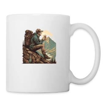 Wanderer sitzt am Berg genießt Ausblick mit Bier - Tasse - Weiß - Rechts