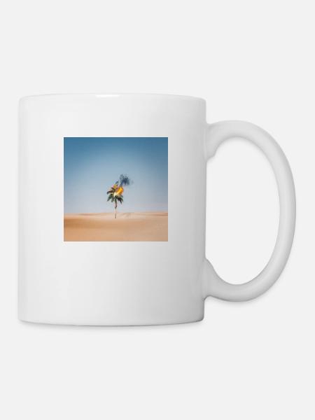 Brennende Palme bei glühender Hitze in der Wüste. - Tasse - Weiß