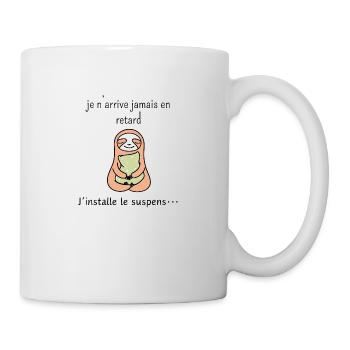 je n’arrive jamais en retard j’installe le suspens - Mug blanc - blanc - Droite
