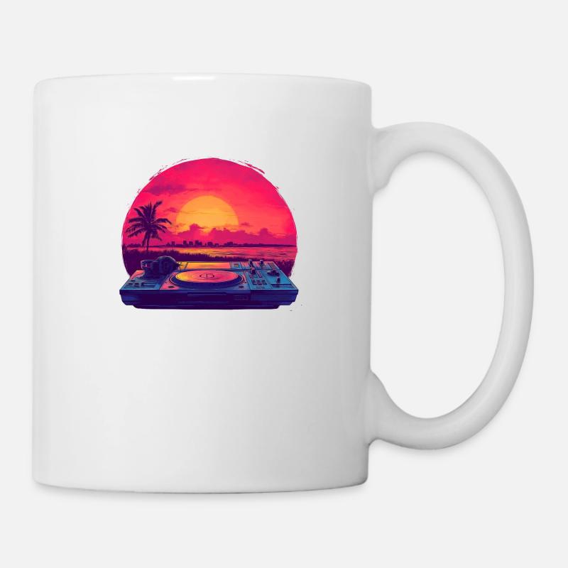 DJ am Strand - Tasse - Weiß