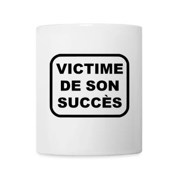 Victime de son succès - Mug blanc - blanc - Devant